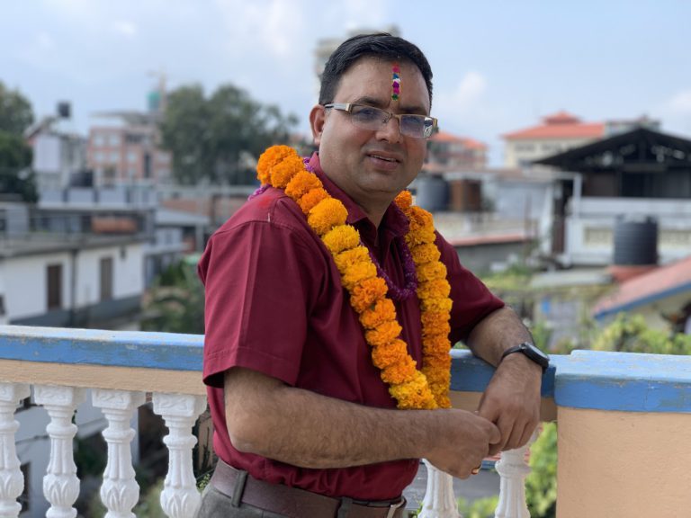 निधारमा लर्काएर सप्तरंगी टीका …..