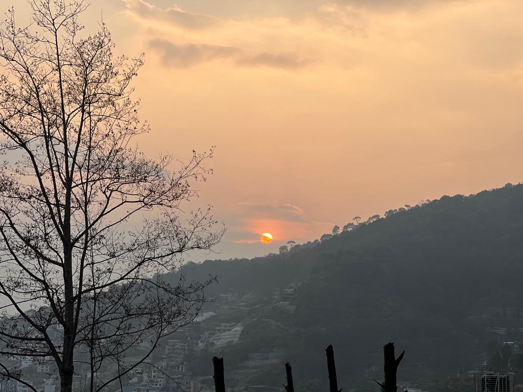 बुढानिलकण्ठको चिस्यानी बाट देखिएको अस्ताउदै गरेको सूर्य