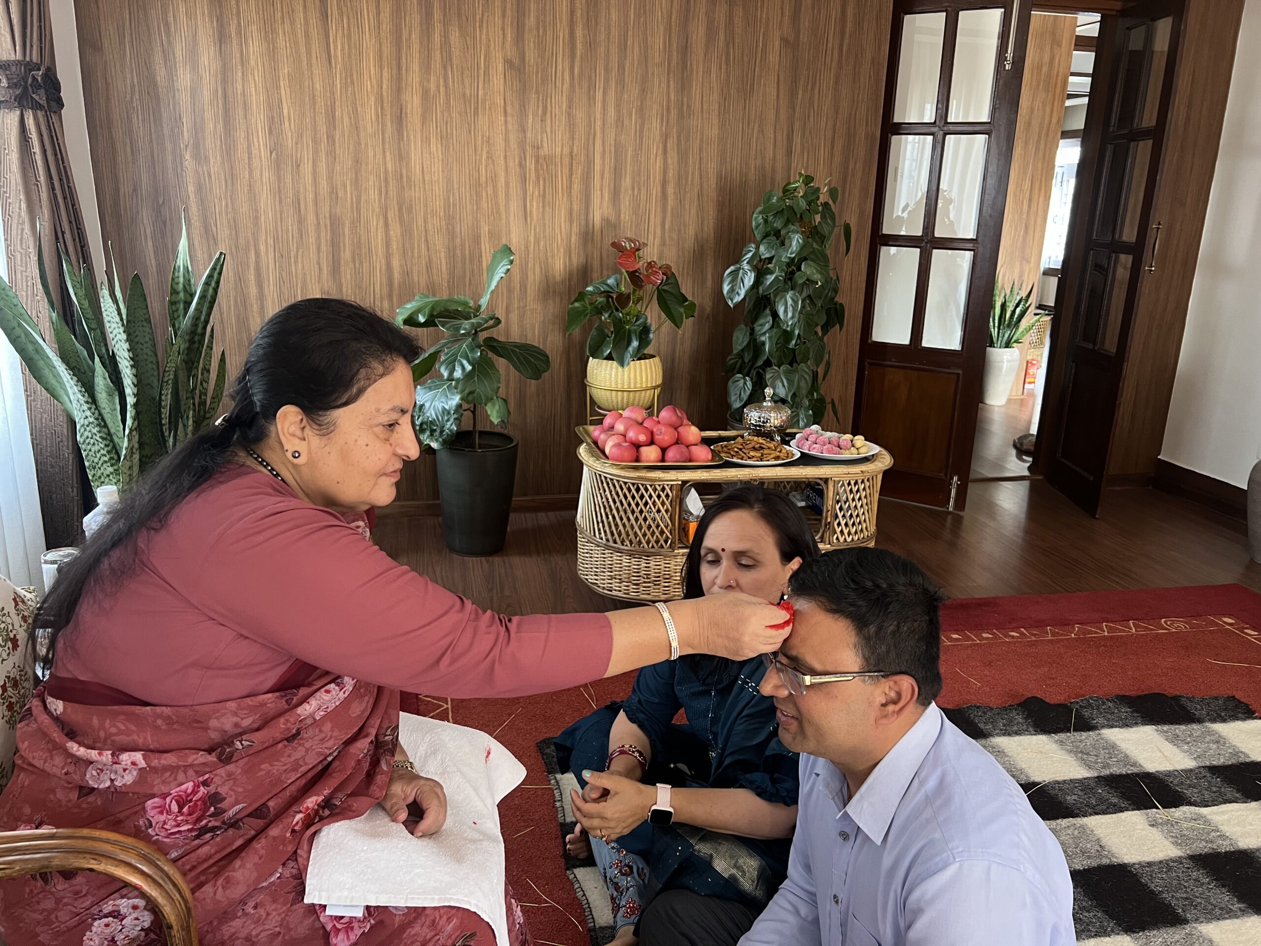 २०८० सालको दशैंमा पूर्व राष्ट्रपति बिद्यादेबी भण्डारीबाट टिका तथा जमरा ग्रहण गर्दै