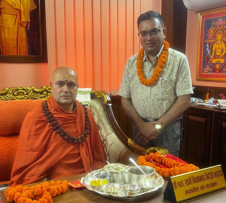 बुढानीलकण्ठ मन्दिरका मठाधीश १००८ स्वामी निगमानन्द महाराजसंग