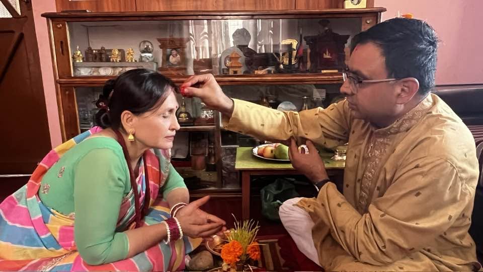 तस्वीरमा बडा दसैँको टीका